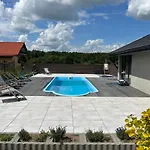 Koniec Swiata Z Basenem 펜션 Mikołajki