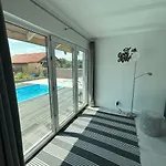 Koniec Swiata Z Basenem 度假居 Mikołajki